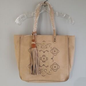 💥NEW💥🌷HP🌷Steven Tote Bag in Tan with Tassel